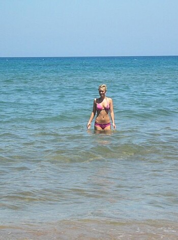 Two girls having fun on their vacation - Photo 23