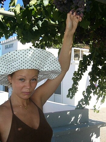 Two girls having fun on their vacation - Photo 24