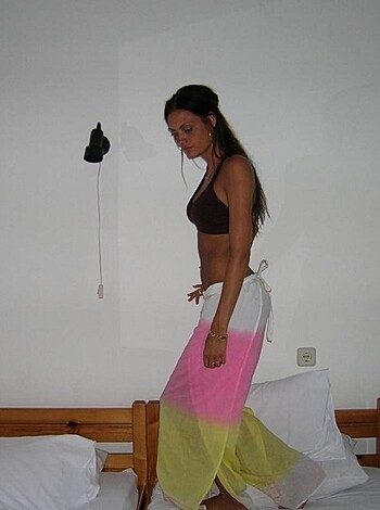 Two girls having fun on their vacation - Photo 25