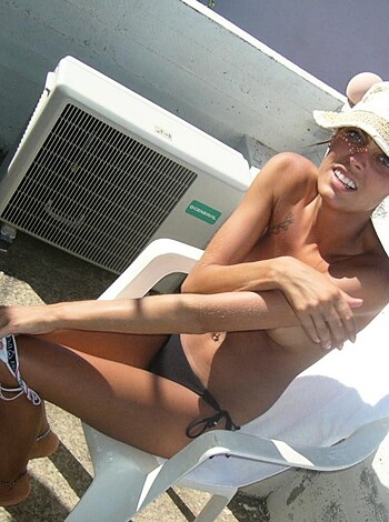 Two girls having fun on their vacation - Photo 26