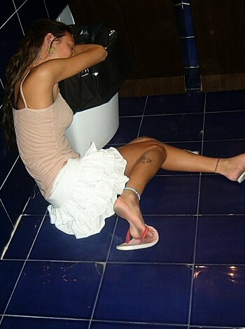 Two girls having fun on their vacation - Photo 31