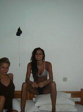 Two girls having fun on their vacation - Photo 32