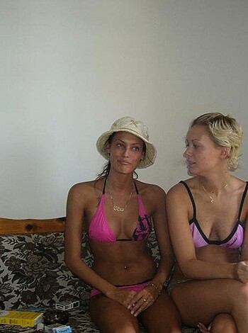 Two girls having fun on their vacation - Photo 36