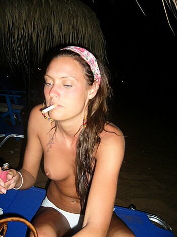 Two girls having fun on their vacation - Photo 43