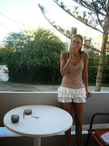 Two girls having fun on their vacation - Photo 44