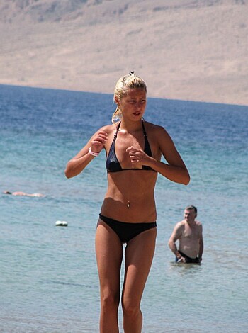 Blond beach girl problems with the bikini - Photo 1