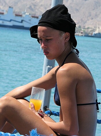 Blond beach girl problems with the bikini - Photo 2