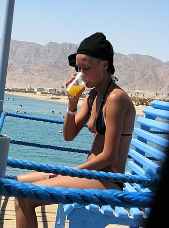 Blond beach girl problems with the bikini - Photo 4