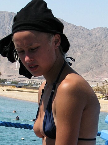 Blond beach girl problems with the bikini - Photo 6
