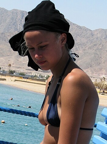 Blond beach girl problems with the bikini - Photo 5