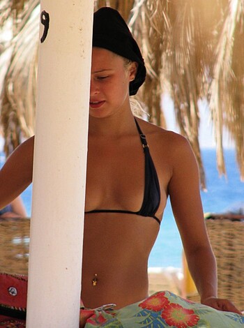 Blond beach girl problems with the bikini - Photo 14