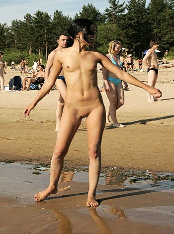 Pikotop - girl naked at beach - Photo 1