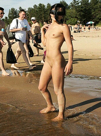 Pikotop - girl naked at beach - Photo 5