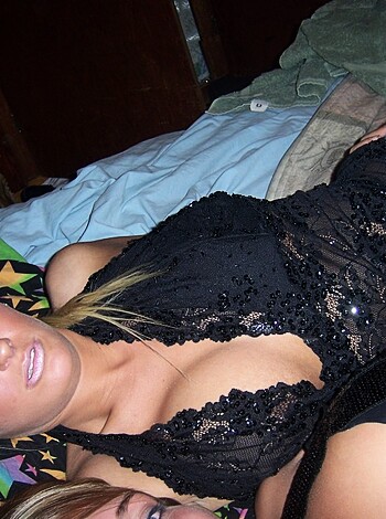 Three girls have a lesbian fun - Photo 1