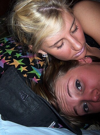 Three girls have a lesbian fun - Photo 2