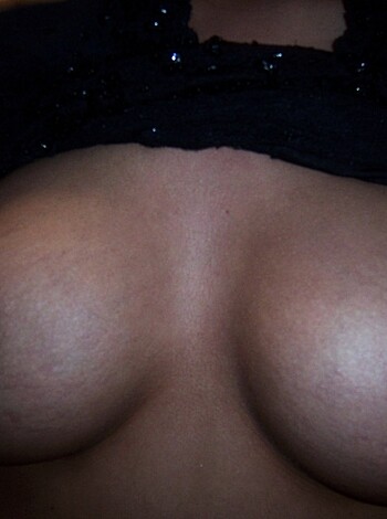 Three girls have a lesbian fun - Photo 4