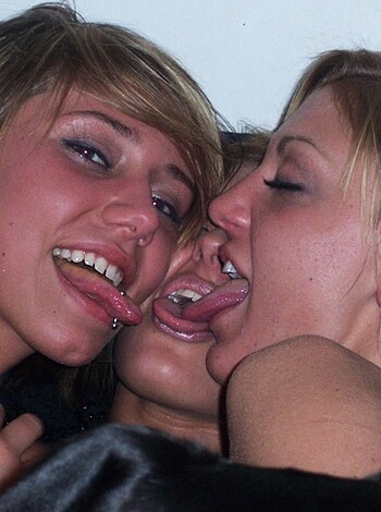 Three girls have a lesbian fun - Photo 12