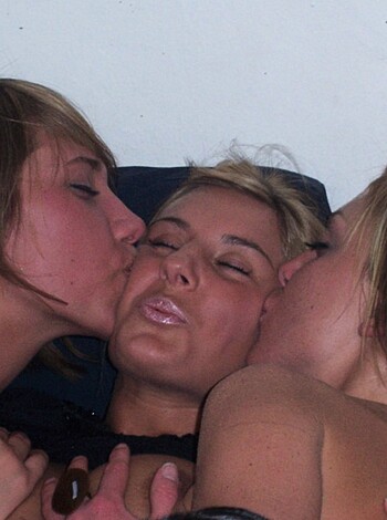 Three girls have a lesbian fun - Photo 13