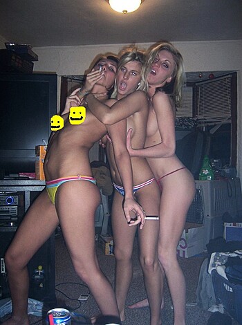 Three girls have a lesbian fun - Photo 36