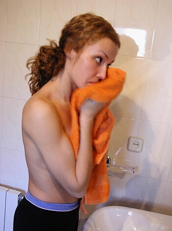Beauty amateur girl naked at home - Photo 3
