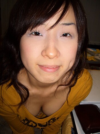Shaved pussy of young asian girl - Photo 7