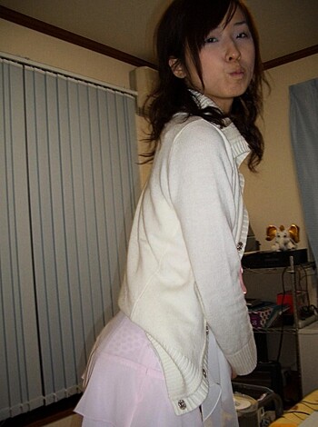 Shaved pussy of young asian girl - Photo 17