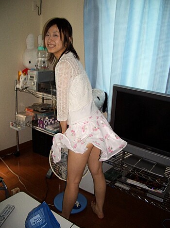 Shaved pussy of young asian girl - Photo 268