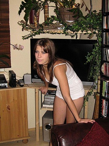 Cindy - Amateur Teen in White Thong - Photo 7