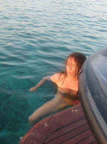 Vacation on yacht with sexy girl - Photo 3