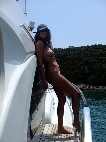 Vacation on yacht with sexy girl - Photo 12