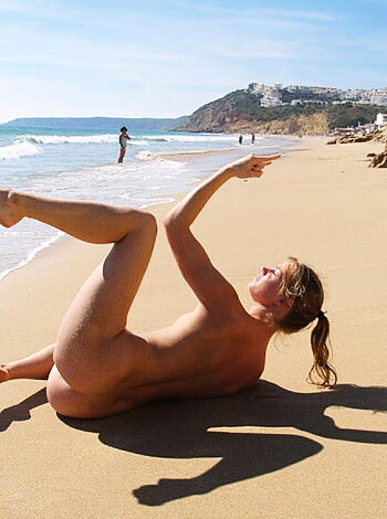 PikoTOP - beauty amateur girl pose on the bech - Photo 1