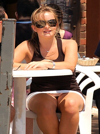Amateur Upskirt 01 - Photo 9