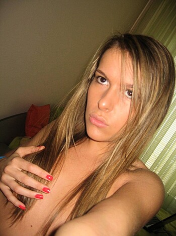 Shaved blonde girlfriend sucking a cock on the bed - Photo 2