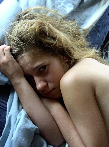 Shaved blonde pussy on the bed - Photo 11