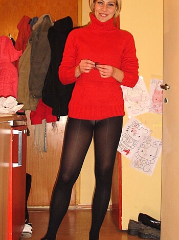 Hot blonde and her hairy pussy - Photo 5