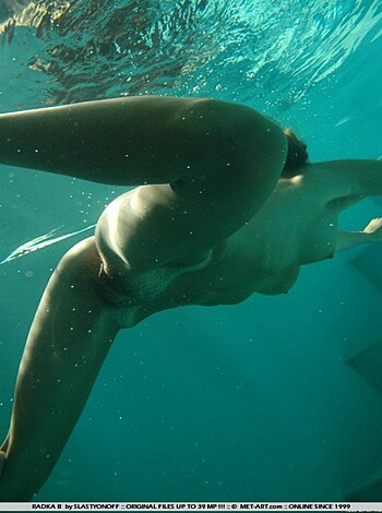 Naked girls underwater - Photo 10