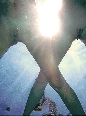 Naked girls underwater - Photo 11