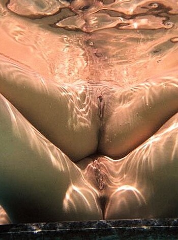 Naked girls underwater - Photo 13