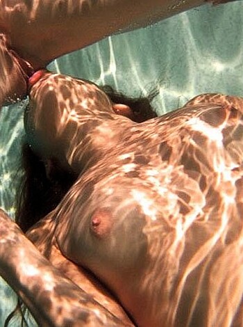 Naked girls underwater - Photo 15