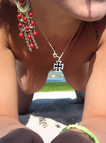 2 young naked european teens playing on the beach - Photo 25