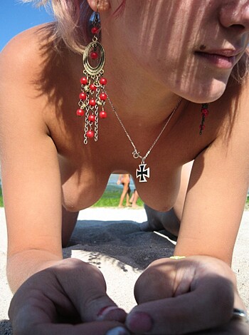 2 young naked european teens playing on the beach - Photo 28