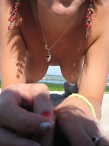 2 young naked european teens playing on the beach - Photo 33