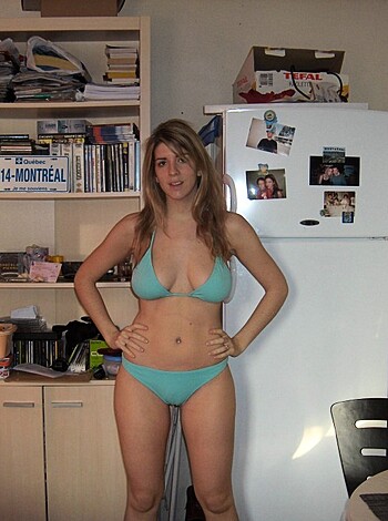Blonde girl show her body on the bed - Photo 7