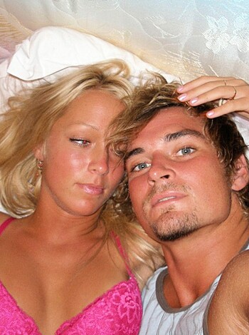 Blonde girlfriend pose on bed on vacation - Photo 17