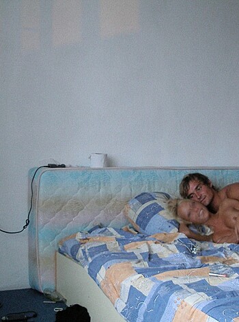 Blonde girlfriend pose on bed on vacation - Photo 24