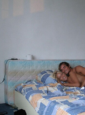 Blonde girlfriend pose on bed on vacation - Photo 25