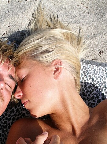 Blonde girlfriend pose on bed on vacation - Photo 30