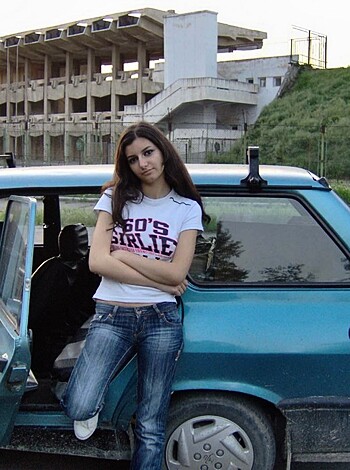 This bitch is sittin' in a ride wit her fuckin' legs criss-crossed