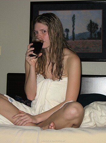 2 girls on 1 boy - Photo 1