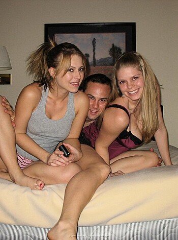 2 girls on 1 boy - Photo 3